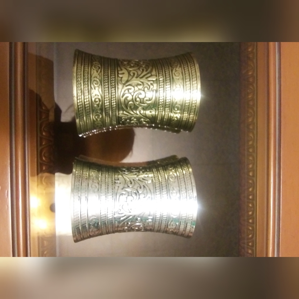 Long wrist cuff.